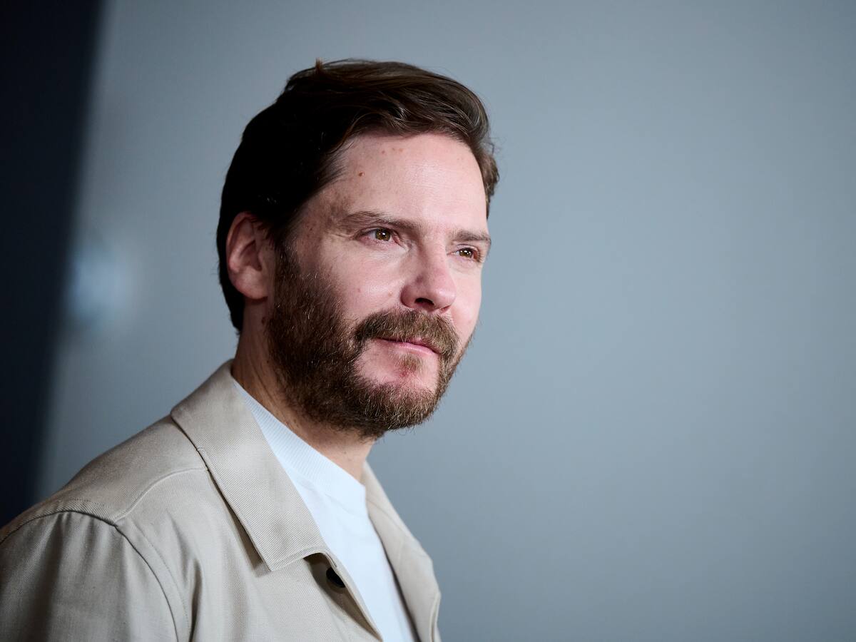Entrevista | Daniel Brühl, bajo la sombra del misterioso Karl Lagerfeld