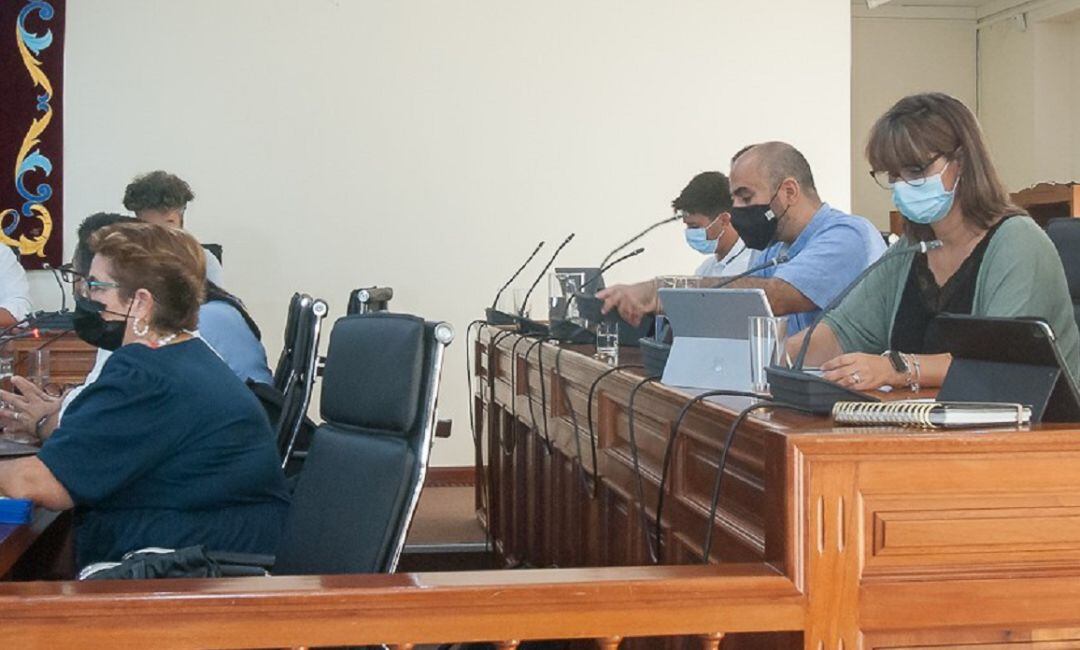 A la derecha de la imagen: concejales de Lanzarote en Pie en uno de los plenos de Arrecife.