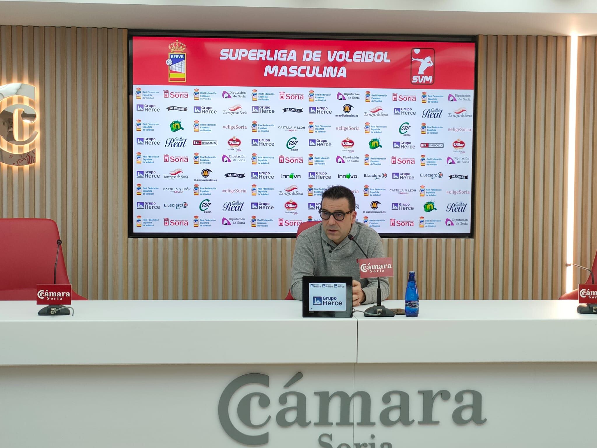 Alberto Toribio, entrenador celeste, en rueda de prensa.