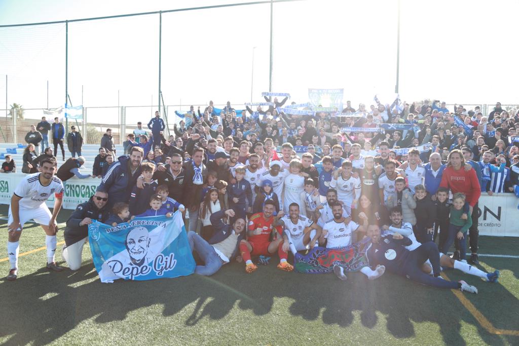 El Xerez CD celebra la victoria ante el Gerena con sus aficionados