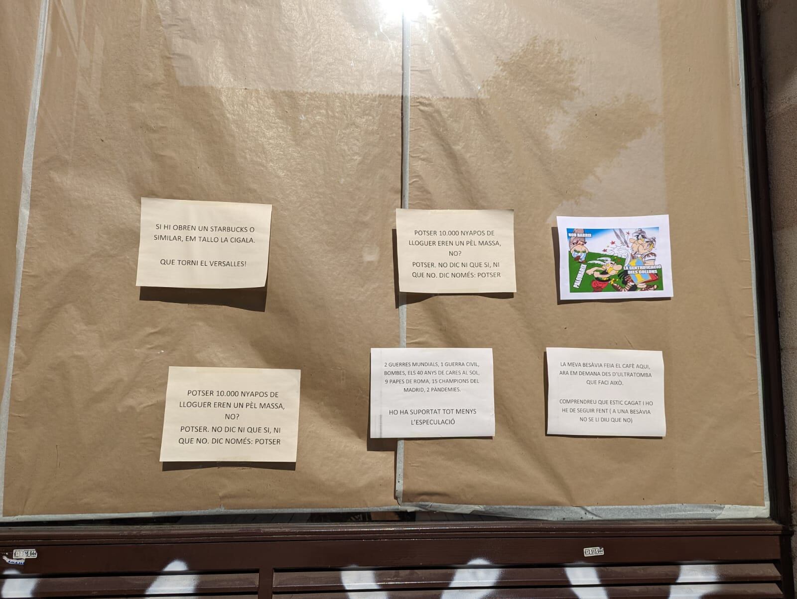 Cartells a la façana de l'emblemàtic Bar Versalles