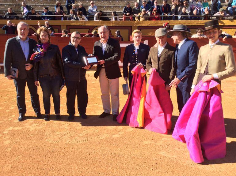 Participantes en la clase práctica durante la entrega del reconocimiento a Paco Reche, de manos del alcalde de Algeciras, José Ignacio Landaluce.