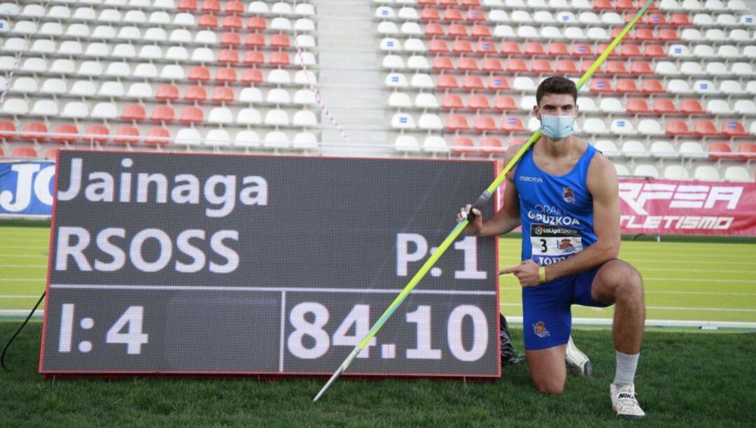 Odei Jainaga posa ante el rótulo de su nuevo récord estatal conseguido en Madrid