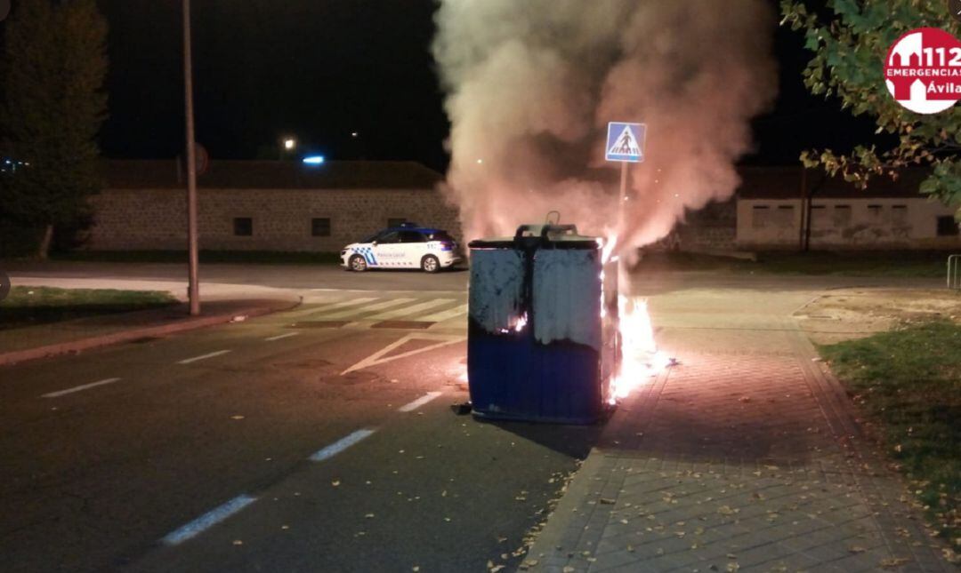 Contenedor ardiendo en la noche del 2 de noviembre