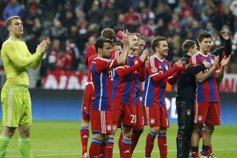 Bayern Munich&#039;s players applaud their supporters after their Champions League Round of 16 second leg soccer match against Shakhtar Donetsk in Munich, March 11, 2015.          REUTERS/Michaela Rehle (GERMANY  - Tags: SOCCER SPORT)  