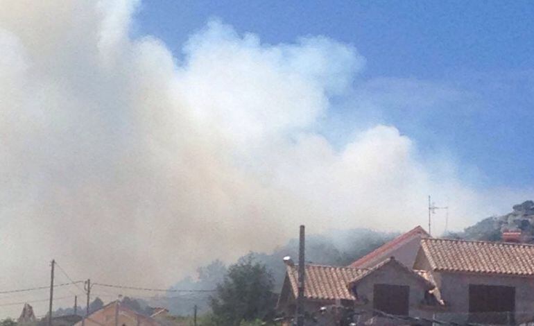 Imagen del humo de uno de los incendios por encima de los tejados de algunas viviendas de Cangas de Morrazo