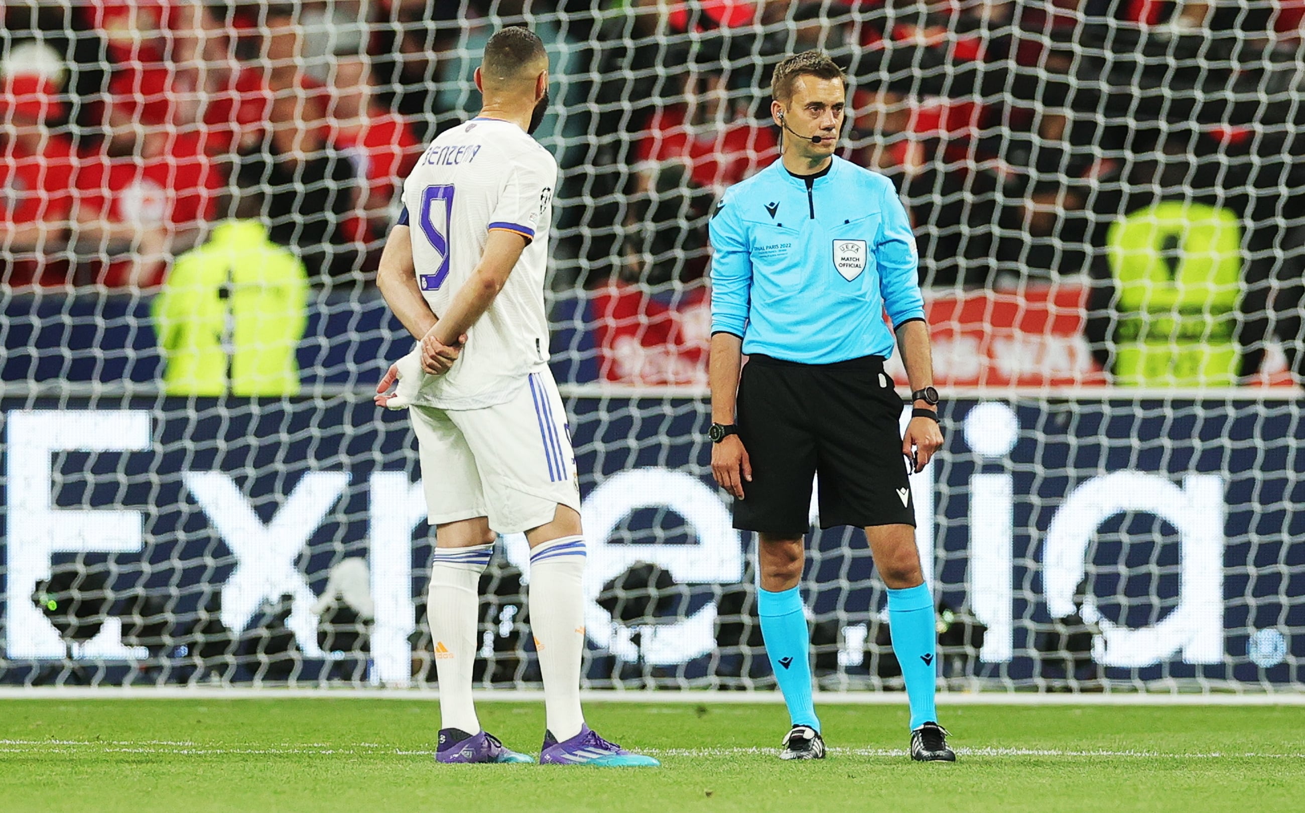 Karim Benzema con Clement Tupin esperando la decisión del VAR