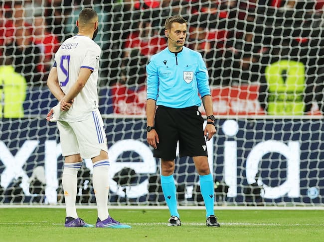 Karim Benzema con Clement Tupin esperando la decisión del VAR