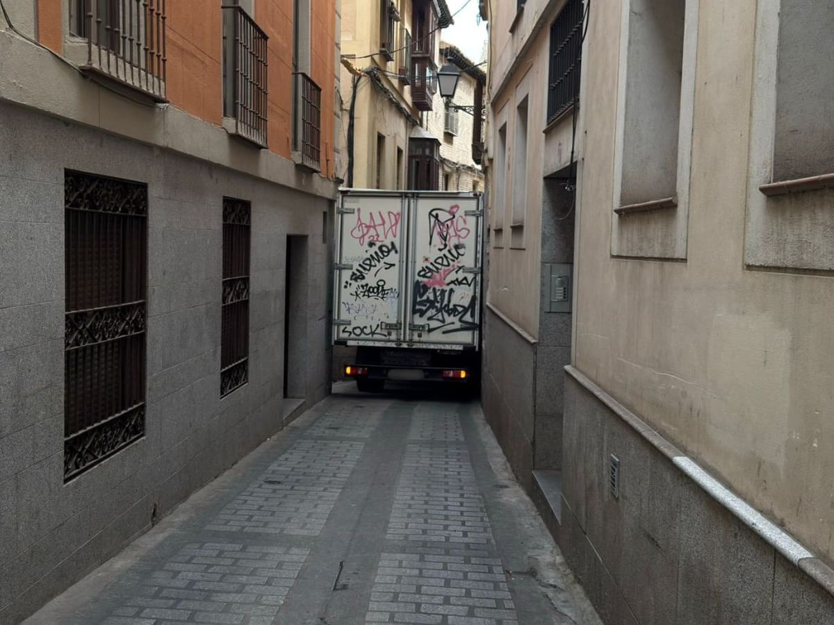 Enésimo camión que se queda atrapado en la calle Alfileritos de Toledo