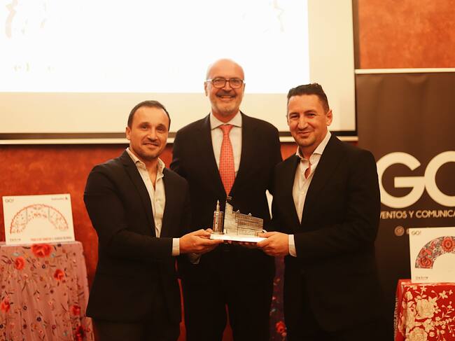 Íñigo Soto, director general de Helvetia Seguros, junto a Pablo Retamero y Juanjo Bernal, diseñadores gandores del abanico Feria de Abril 2024