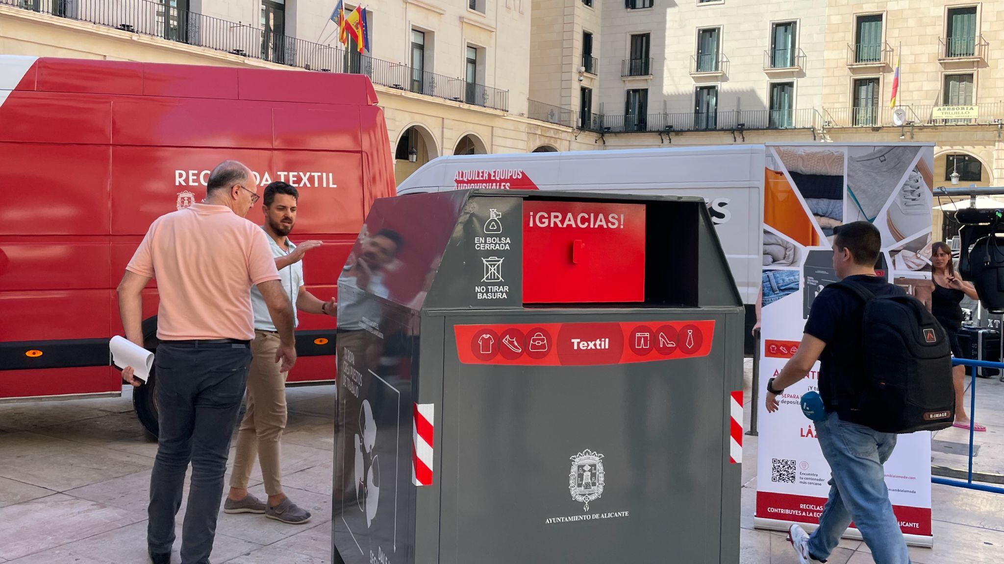 El concejal de Limpieza Viaria y Gestión de Residuos, Manuel Villar, junto al gerente de Proyecto Lázaro, Jaime Aznar Irles, en la presentación de los nuevos contenedores inteligentes