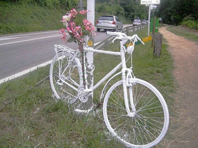 Bicicleta col·locada en memòria d&#039;una víctima d&#039;accident.