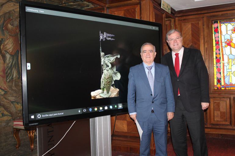 El alcalde y el empresario leonés Acacio Rodríguez junto a una imagen de la escultura