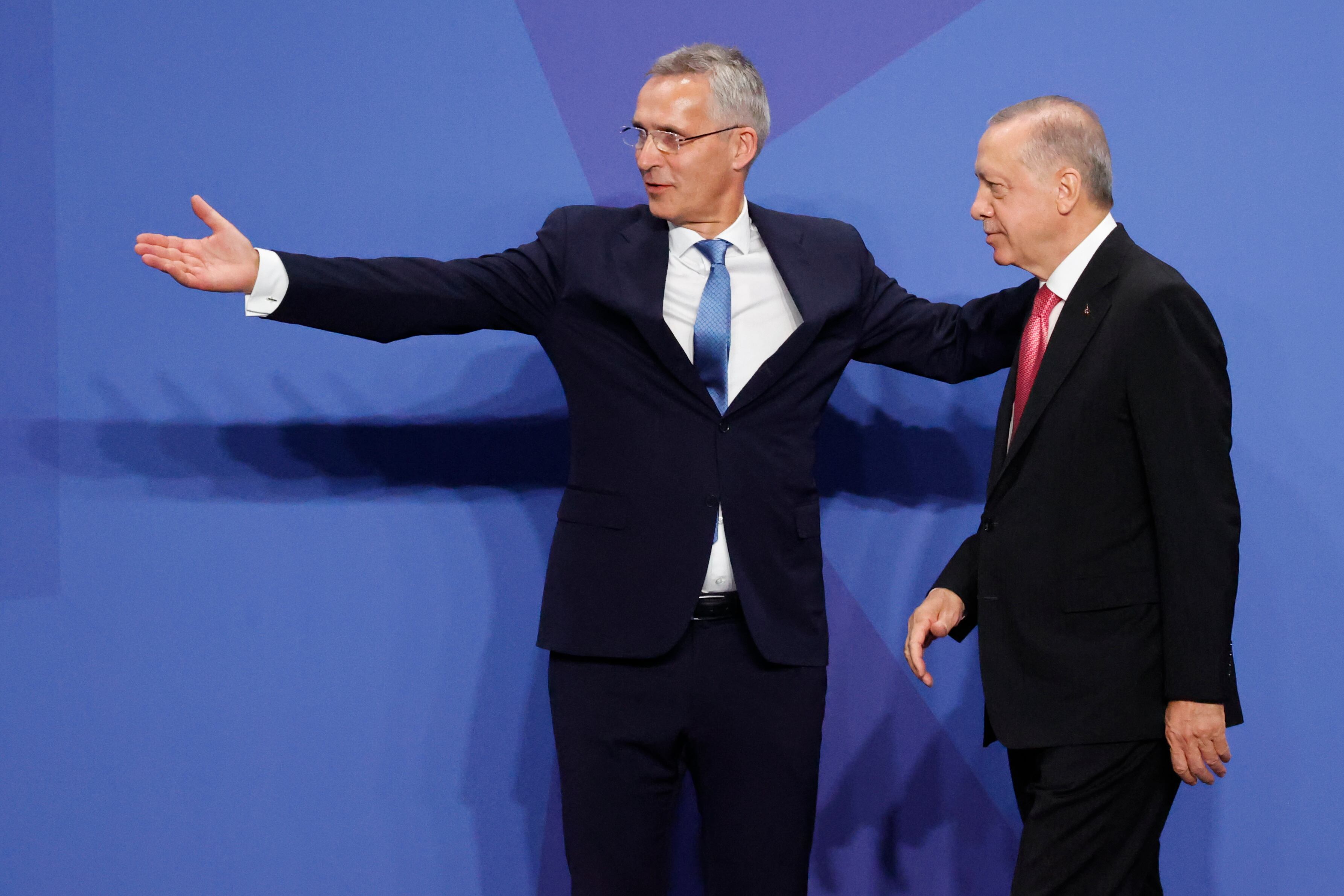 El secretario general de la OTAN, Jens Stoltenberg (i), y el presidente turco, Recep Tayyip Erdogan.