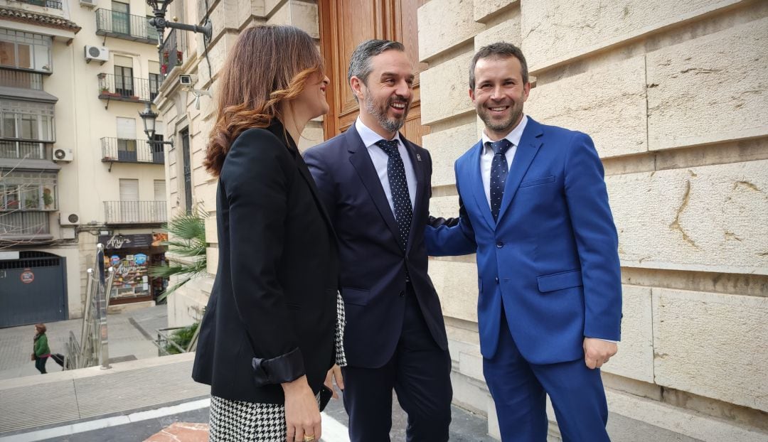 El consejero Juan Bravo (en el centro) junto al alcalde, Julio Millán, y la delegada del gobierno de la Junta en Jaén, Maribel Lozano.