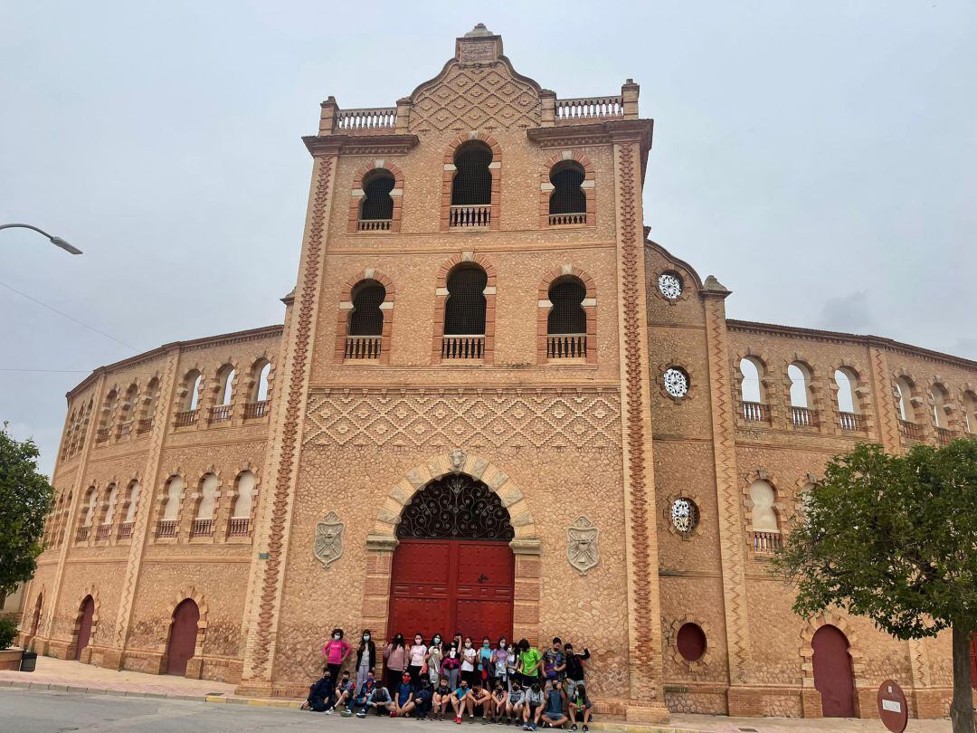 Imagen de uno de los grupos de estudiantes en la Plaza de toros Las Arenas