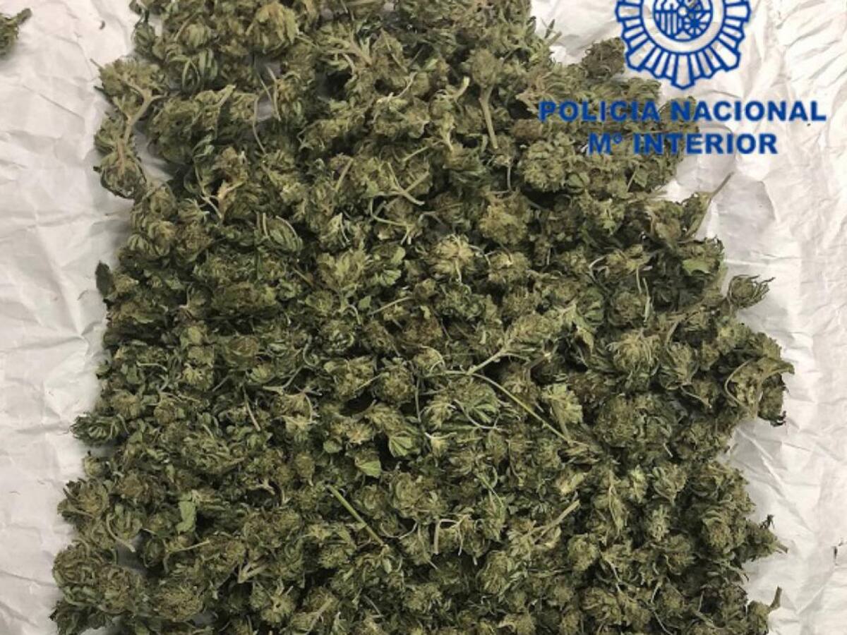 Detenidos tras ser sorprendidos fumando marihuana en el interior de un coche