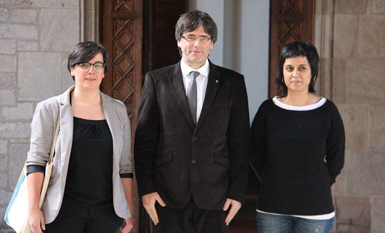 Imatge d'arxiu del president de la Generalitat, Carles Puigdemont, amb les diputades de la CUP Mireia Boya i Anna Gabriel