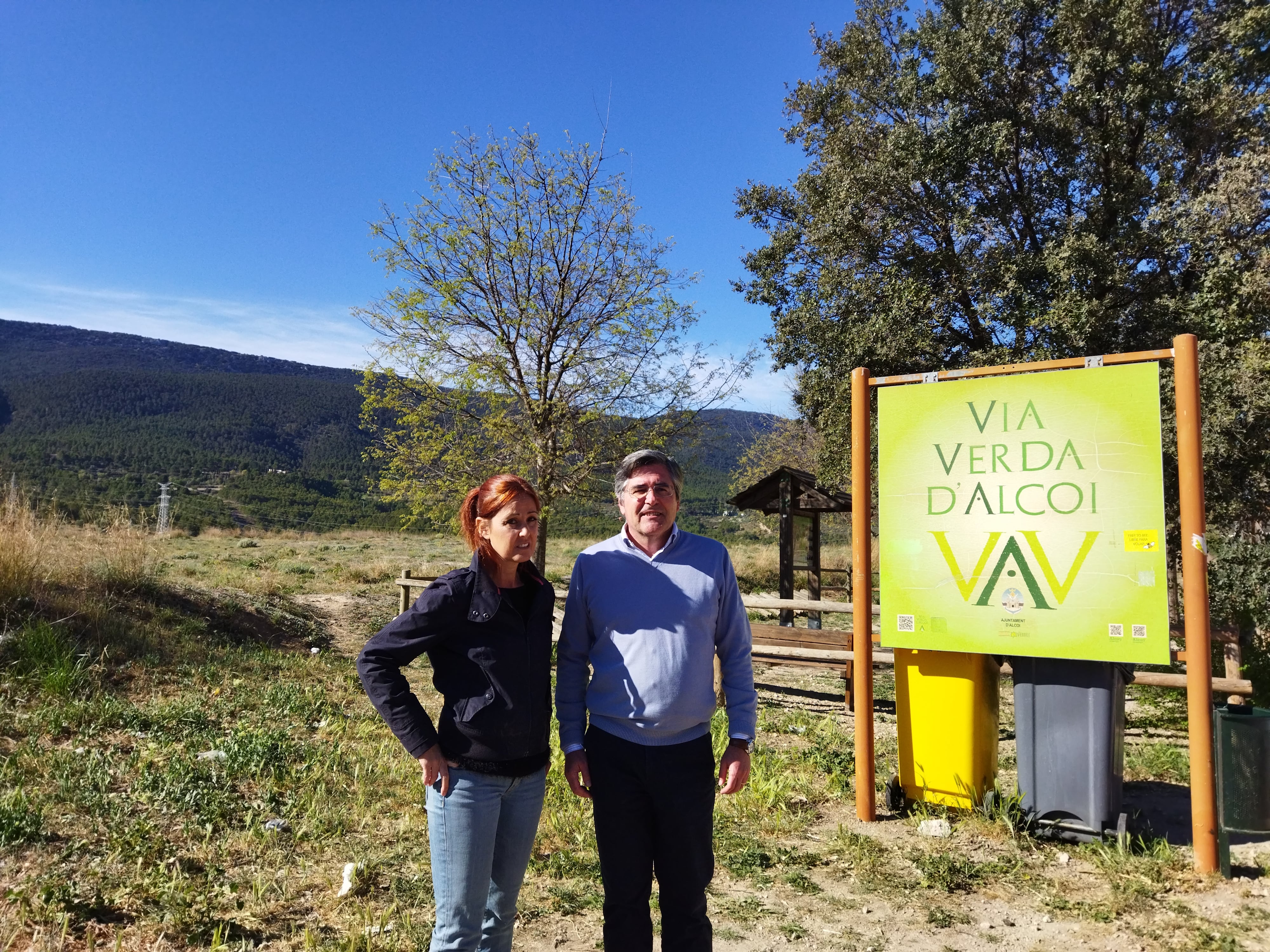 Elisa Díaz, diputada del PP en Les Corts, y Carlos Pastor, candidato del PP a la Alcaldía de Alcoy, al inicio de la Vía Verde de Alcoy.