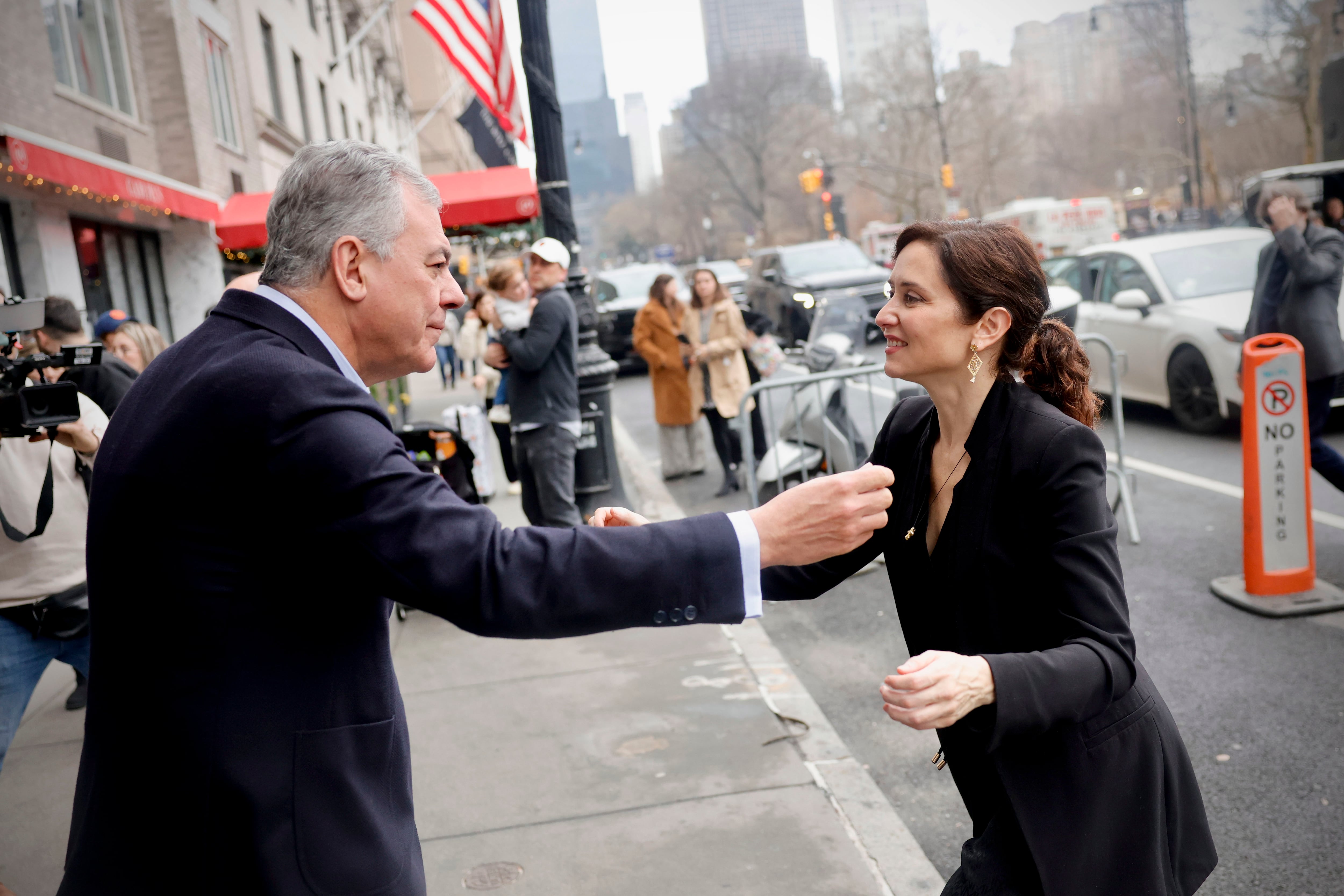 La presidenta de la Comunidad de Madrid, Isabel Díaz Ayuso, este domingo en la primera jornada de su viaje institucional a Nueva York, donde ha mantenido un encuentro con el alcalde de Sevilla, José Luis Sanz