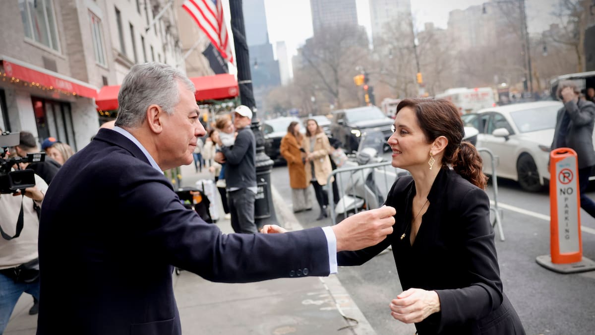 Más Madrid pregunta a Ayuso qué inversiones estadounidenses conseguirá tras reunirse con el alcalde de Sevilla en Nueva York