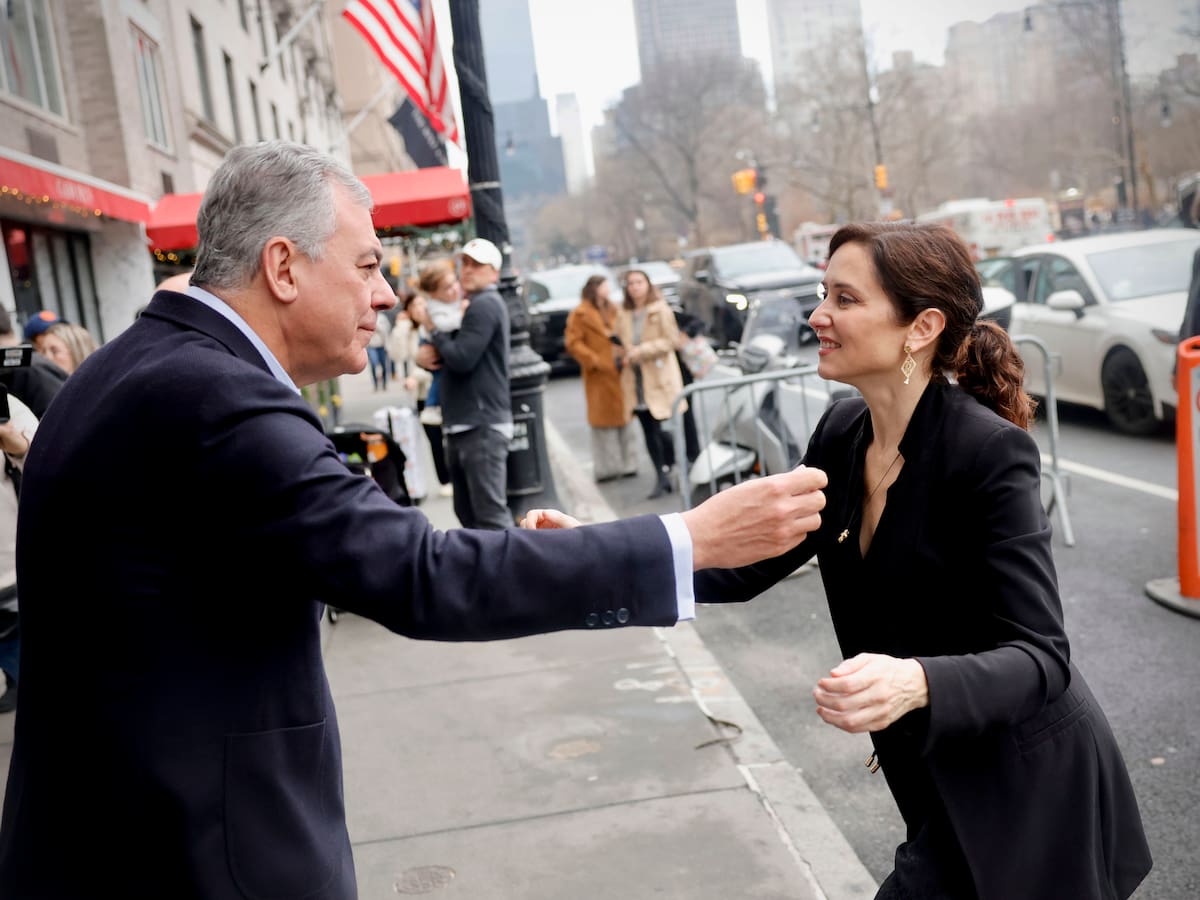 Más Madrid pregunta a Ayuso qué inversiones estadounidenses conseguirá tras reunirse con el alcalde de Sevilla en Nueva York