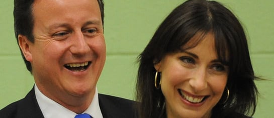 David Cameron junto a su mujer