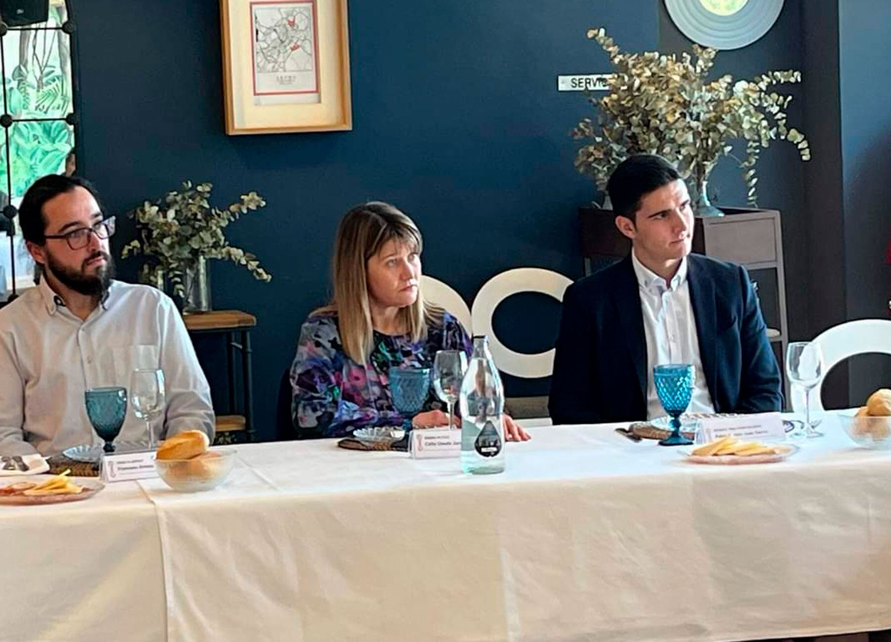 La adjunta a dirección de Radio Alcoy, Celia Úbeda, ha representado a esta casa, Radio Alcoy, durante el almuerzo con el secretario autonómico de Industria, Comercio y Turismo