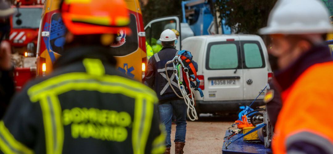 Varios operarios y bomberos trabajan en las inmediaciones del edificio tras la explosión en la calle Toledo