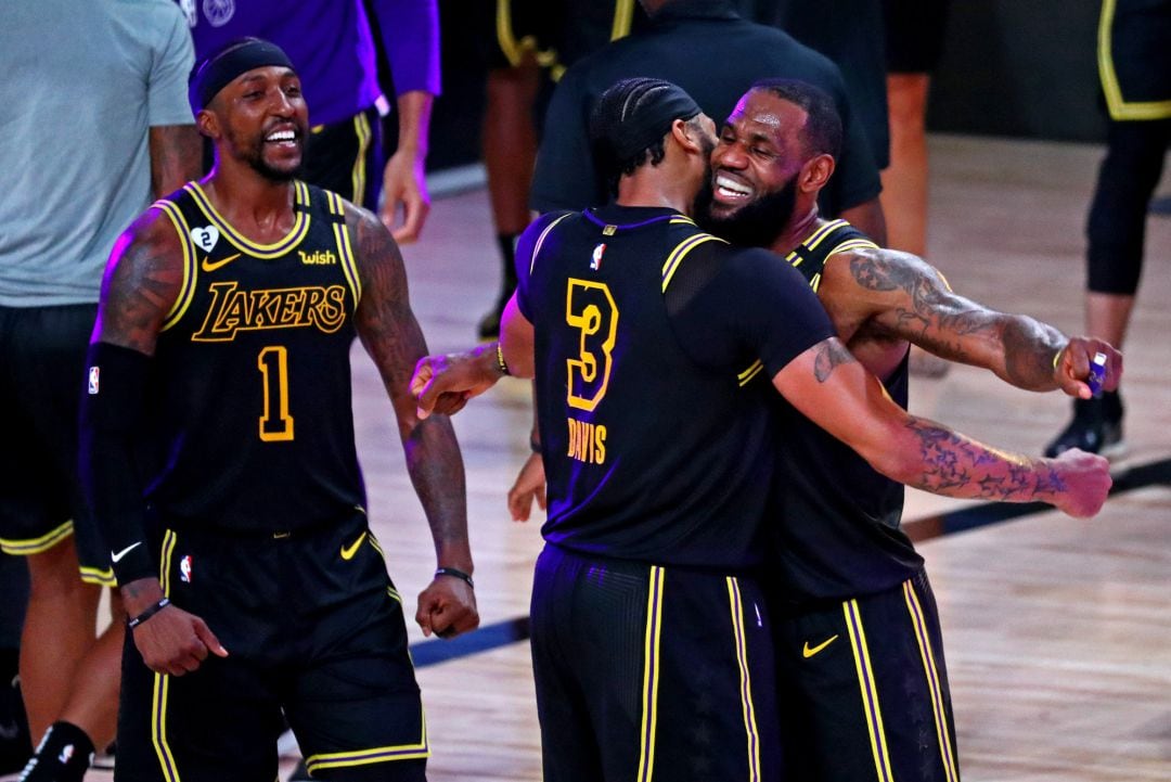 LeBron James y Anthony Davis celebran la victoria ante los Nuggets.