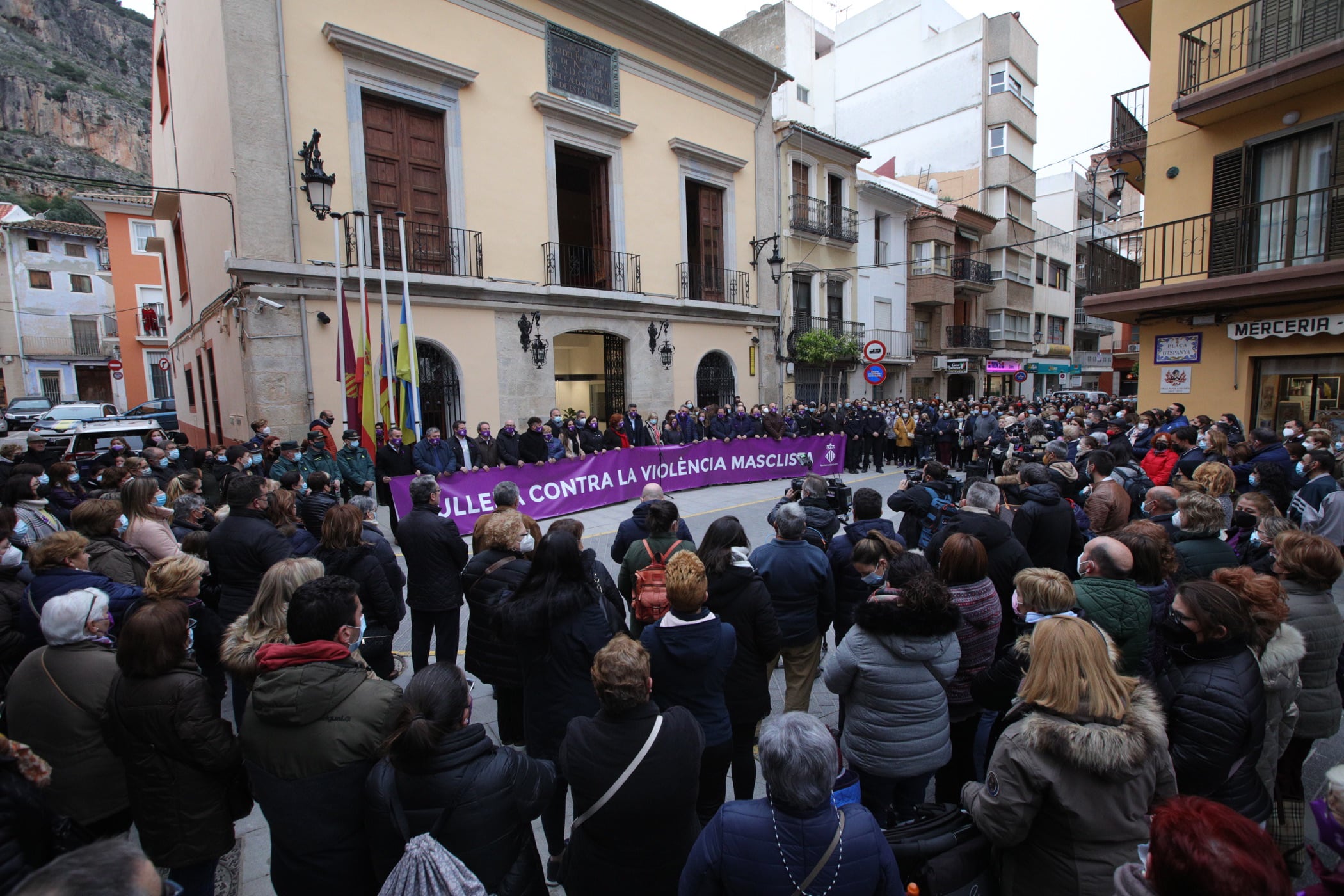 GRAFCVA4643. CULLERA (VALENCIA), 04/04/2022.- Concentración de condena y repulsa por el asesinato de un niño de 11 años a manos de su padre ayer domingo en la localidad de Sueca. EFE/Natxo Francés
