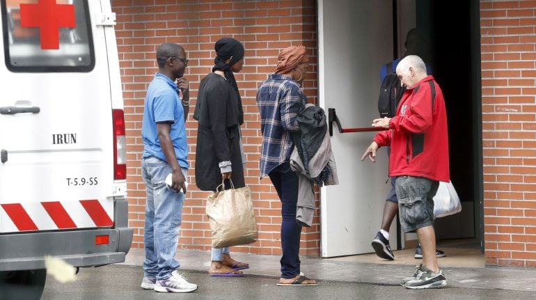 Después de atravesar toda la península de sur a norte, decenas de migrantes en tránsito procedentes del África subsahariana aguardan en Irun (Gipuzkoa) su oportunidad para pasar la frontera de Francia evitando a la policía gala con la intención de continu