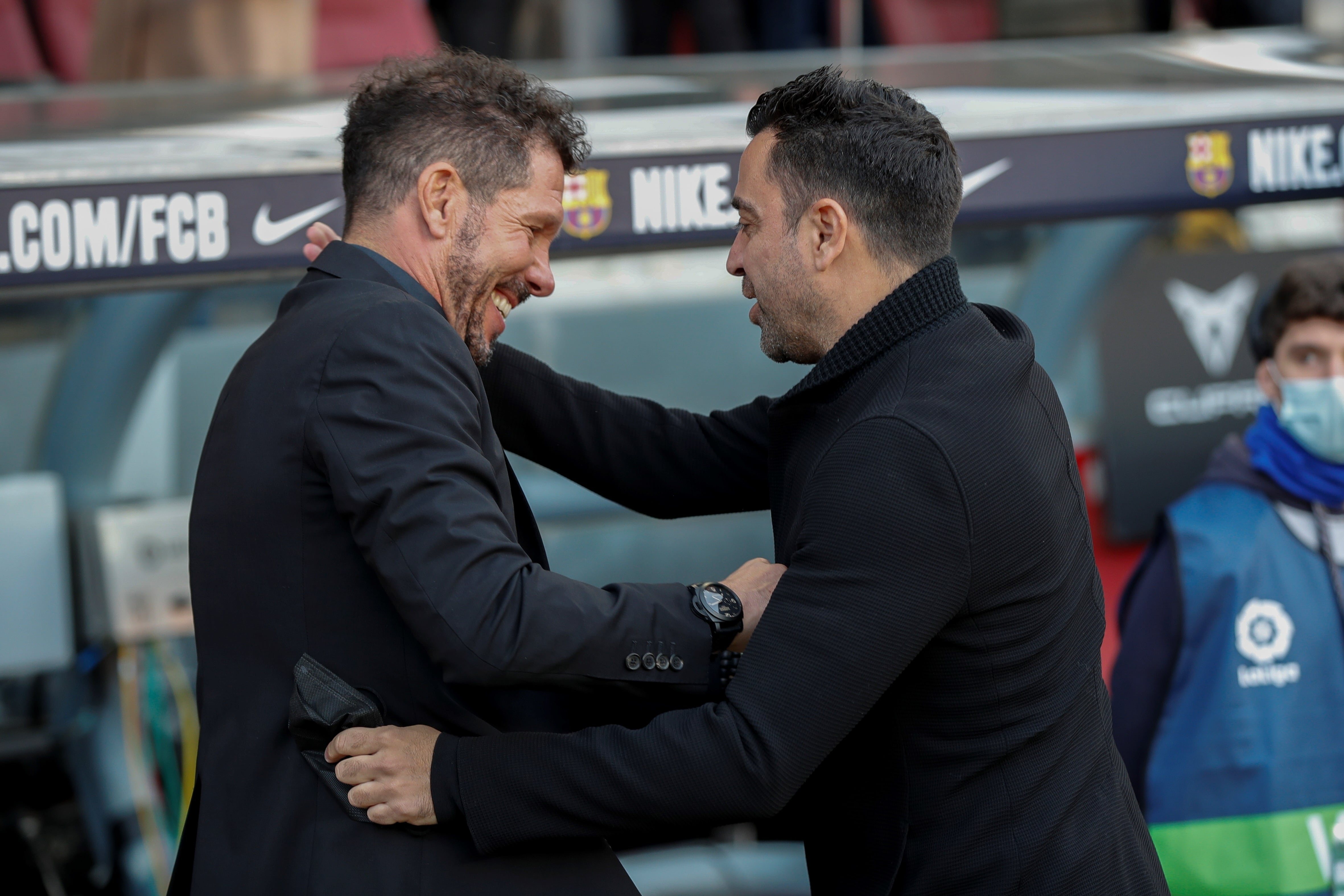 El entrenador del FC Barcelona Xavi Hernández saluda al del Atlético de Madrid Diego Pablo Simeone antes del partido de Liga que FC Barcelona y Atlético de Madrid