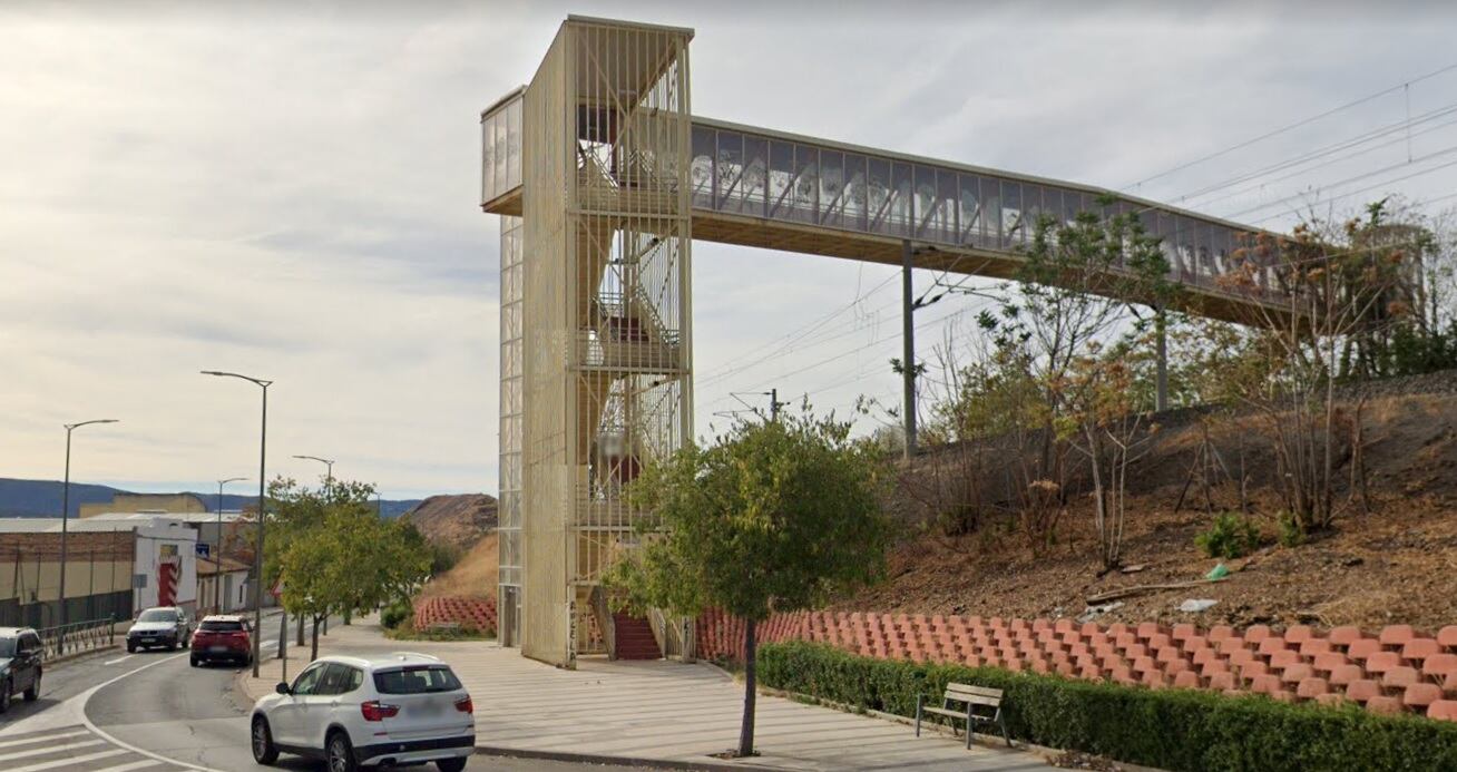 Pasarela peatonal que une Las Mercedes con el casco urbano de Puertollano