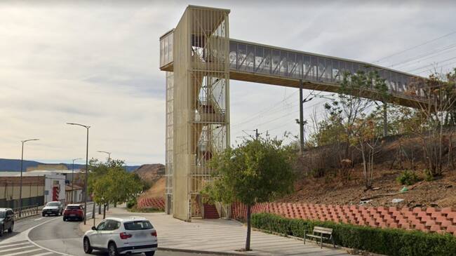 Pasarela peatonal que une Las Mercedes con el casco urbano de Puertollano