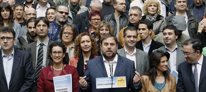 El candidato republicano a la Presidencia de la Generalitat, Oriol Junqueras (c), durante el acto de presentación del programa electoral de ERC.