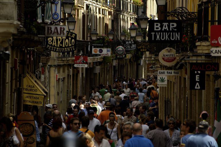 Vista de la calle Fermín Calbetón, una de las calles más populares de la Parte Vieja donostiarra para tomar pintxos.