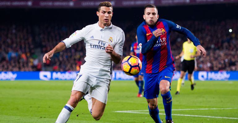 Cristiano y Jordi Alba pugnan por llevarse la posesión