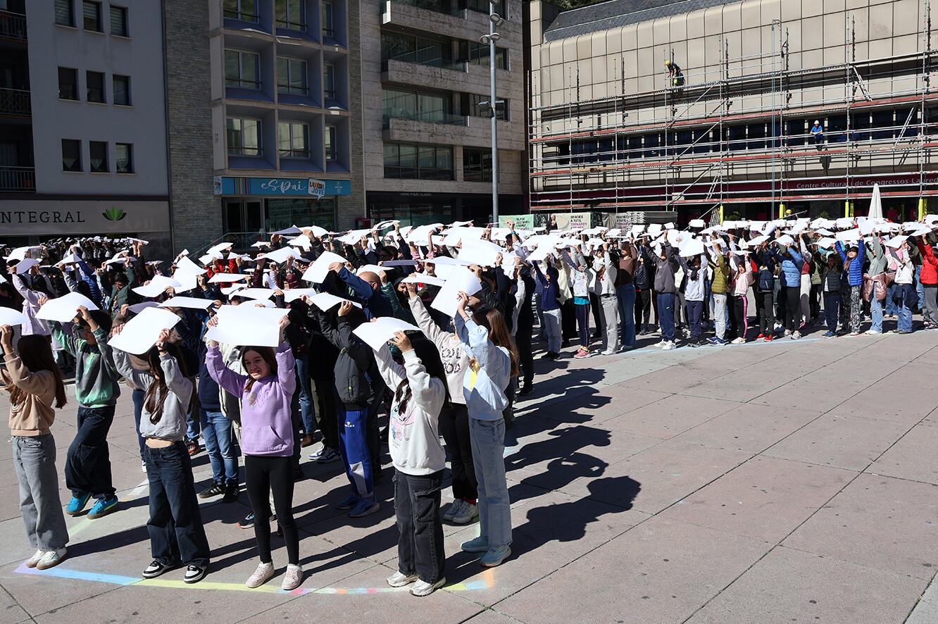 Ciutadans de Sant Julià han participat aquest matí en la construcció d'un gran llaç humà contra el càncer a la plaça de la Germandat.