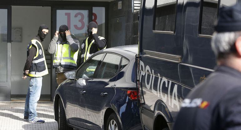 La policía da por desarticuladas dos células yihadistas dirigidas desde Siria.