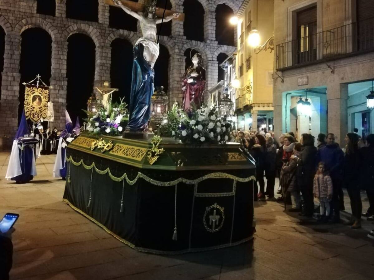 El mal tiempo desluce la Procesión de los pasos de Viernes Santo