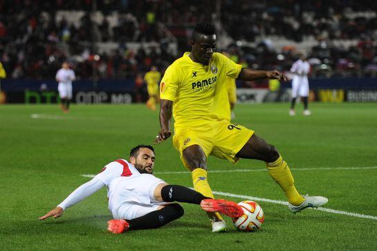 Iborra y Bailly pelean por un balón durante el Sevilla-Villarreal