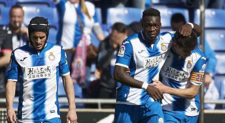 Felipe Caicedo y Gerard Moreno festejan uno de los tantos