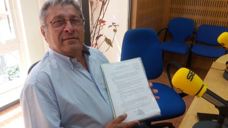 Manuel Gómez muestra la documentación remitida al Ayuntamiento de Murcia