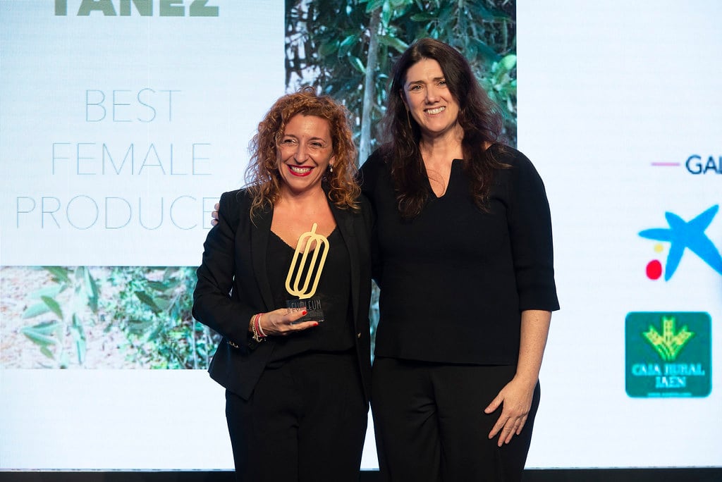 Nuria Yáñez ( a la izquierda) con Teresa Pérez la Gerente de la Interprofesional del Aceite de Oliva de España en la entrega del premio Evooleum a la Mejor Mujer Productora de 2022