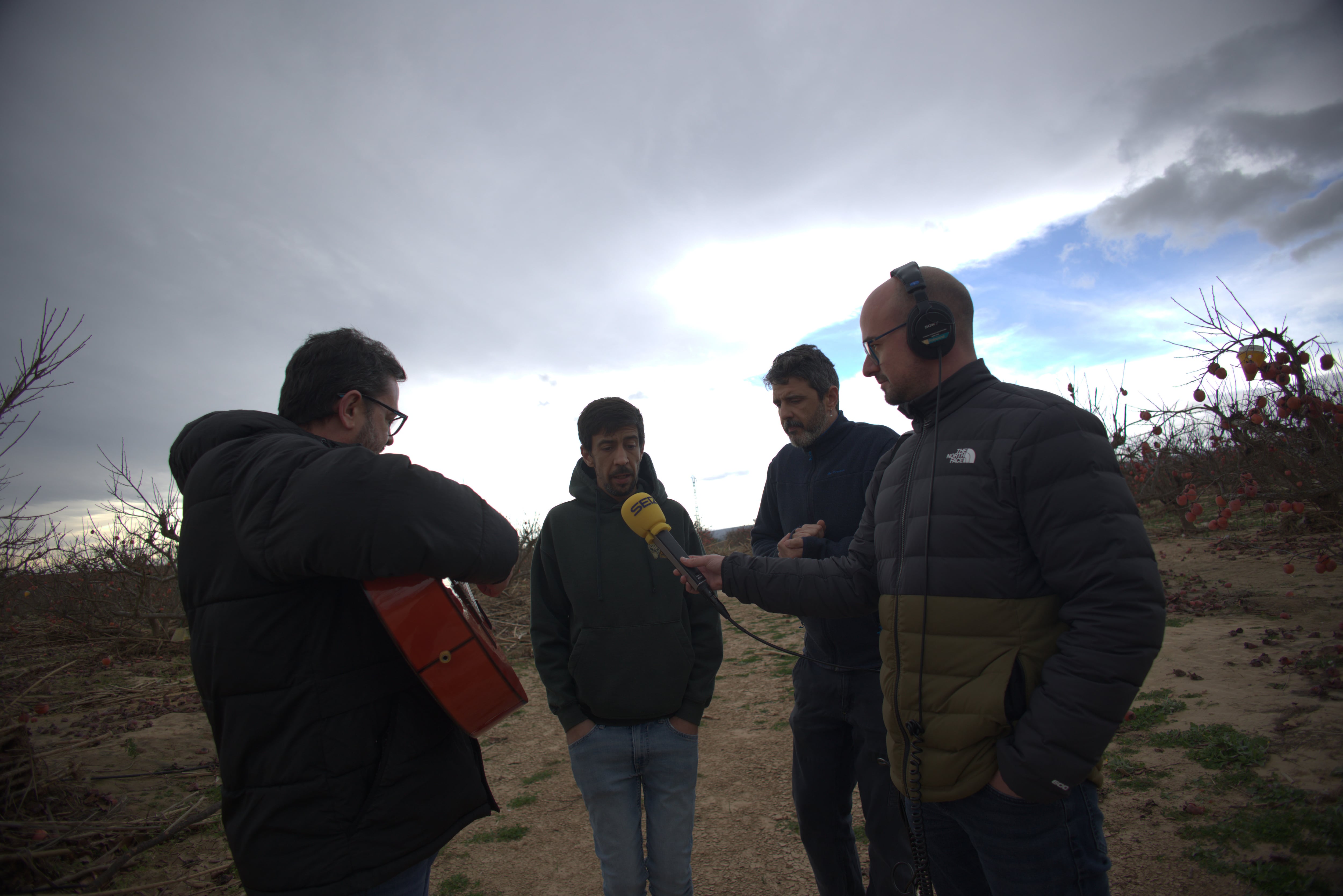 Los &quot;hermanos Penalba&quot; interpretan un &quot;Vetlatori&quot; en un campo de caquis. Fuente: Miguel Valls