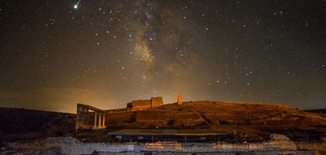 Vista nocturna del yacimiento romano de Valeria (Cuenca).