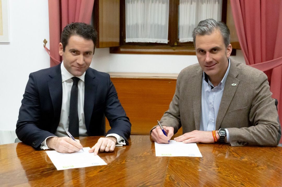 García Egea y Ortega Smith firman un acuerdo sobre la Mesa del Parlamento andaluz