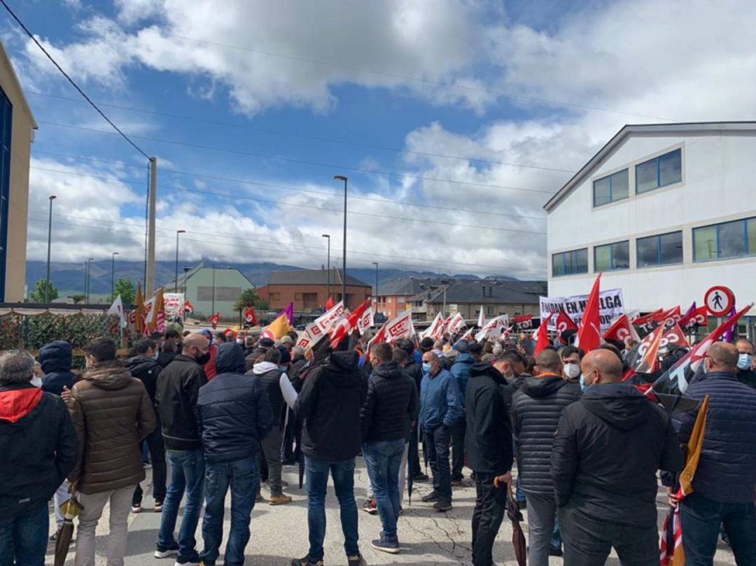 Trabajadores durante la última huelga en Roldán