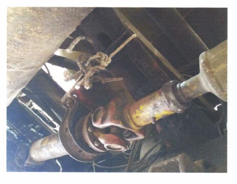 Un camión circulaba con la transmisión sujeta a la carrocería con una simple cuerda